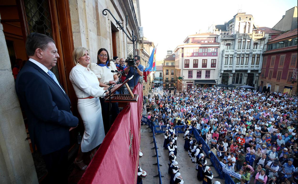 El alcalde de Oviedo, Alfredo Canteli, junto con la pregonera de San Mateo, la científica María Neira. y la delegada del Gobierno, Delia Losa.