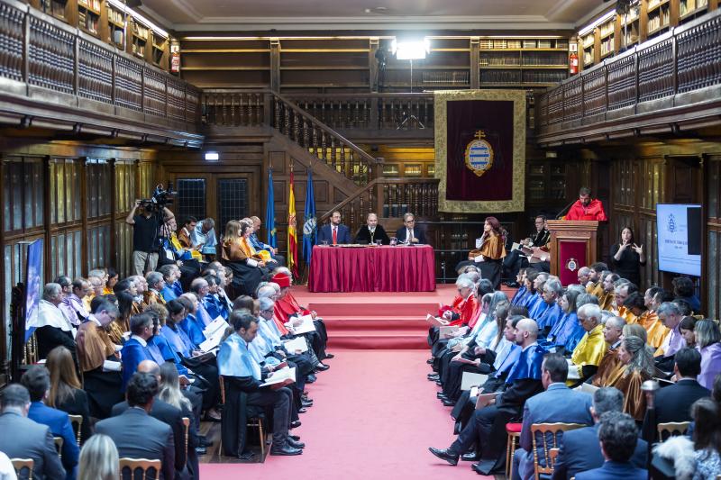 Adrián Barbón, Ignacio Villaverde y Joan Subirats, durante el acto de apertura del curso académico 2022-2023 de la Universidad de Oviedo 