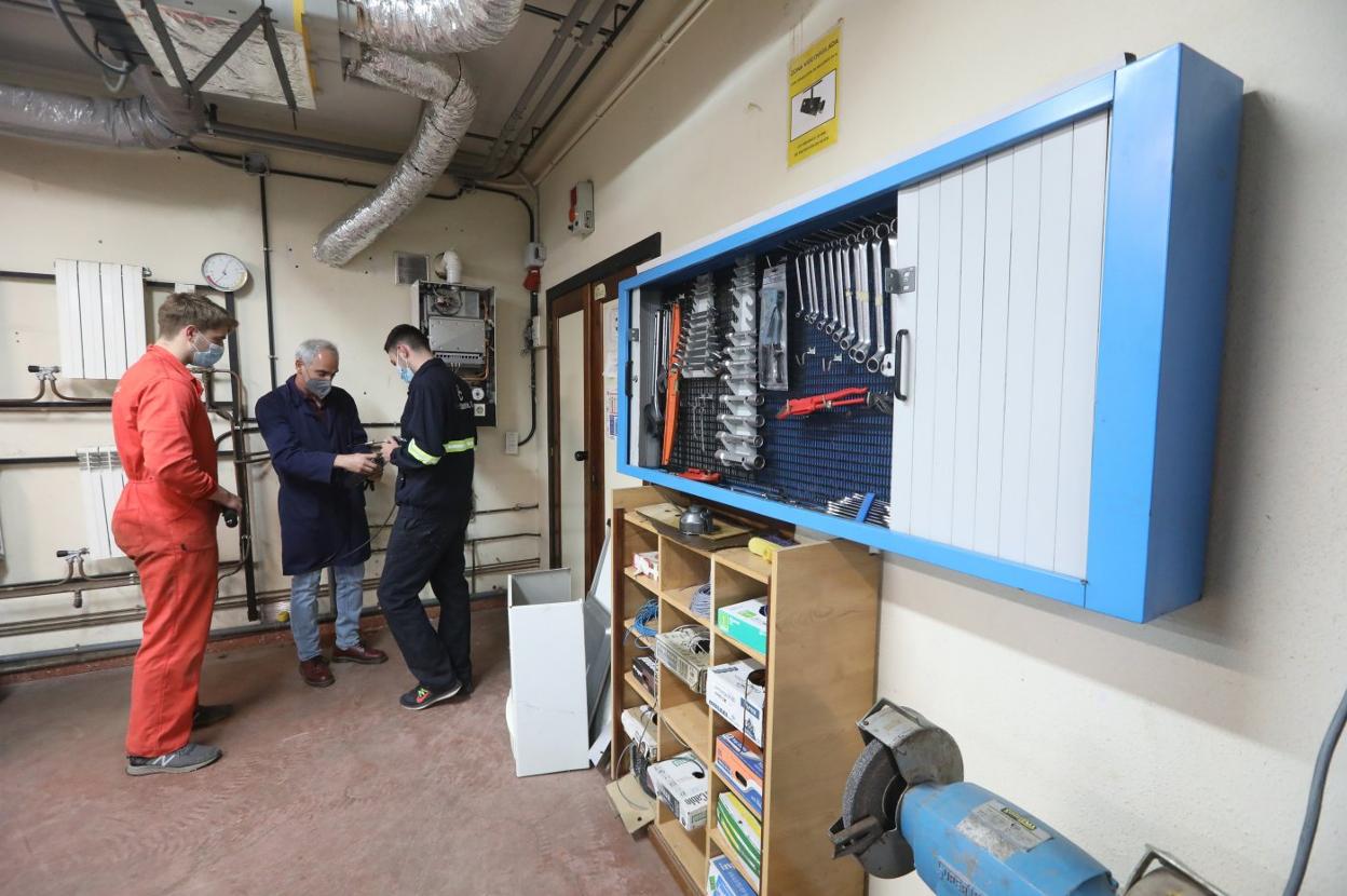 Alumnado del grado de Instalaciones de Producción de Calor, el curso pasado, en el IES Isla de la Deva. 