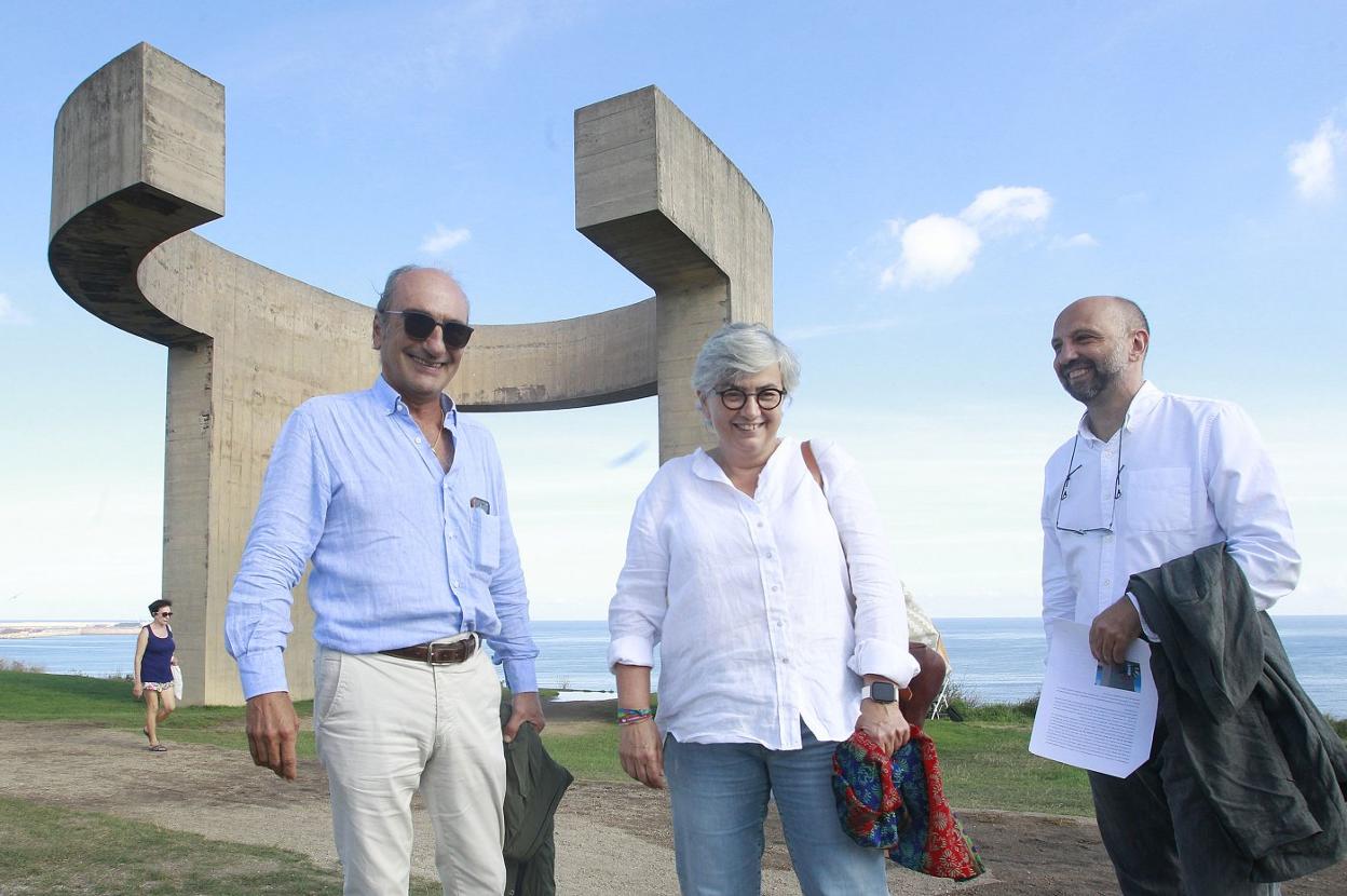 Luis Chillida, la alcaldesa de Gijón, Ana González, y Lorenzo Fernández-Ordóñez delante del 'Elogio del Horizonte'. 