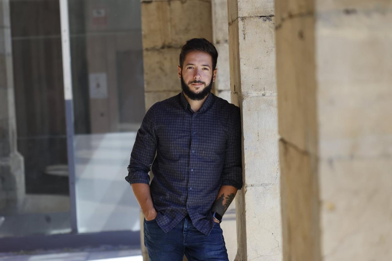 Sergio Hernández, en los soportales del Ayuntamiento. 