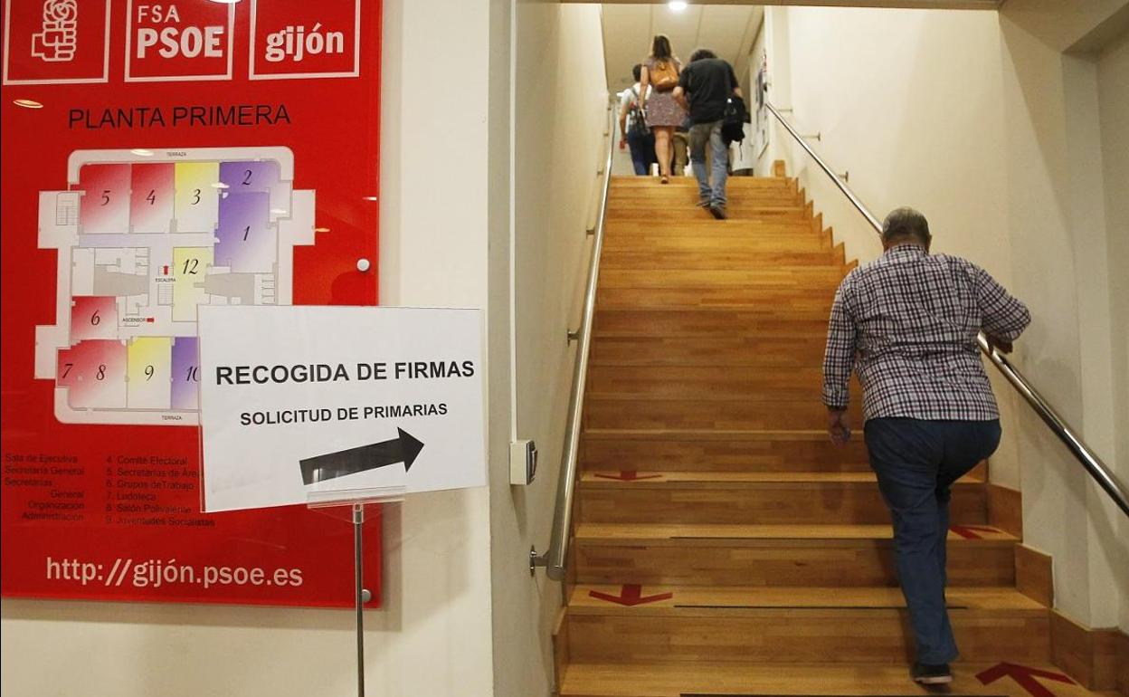 Primeras horas de la recogida de firmas en la Casa del Pueblo de Gijón. 