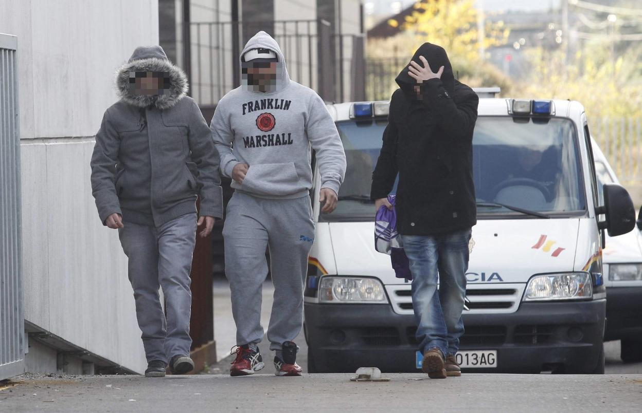 Uno de los acusados (en el centro), a la salida de los calabozos del juzgado de Gijón, en 2014, tras ser detenido por los disturbios en Madrid. 