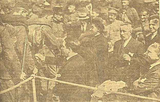 Las autoridades, despidiéndose de las tropas en El Musel.