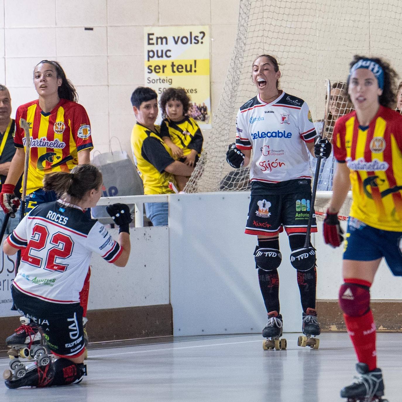 Sara Roces y Marta Piquero celebran uno de los goles. 