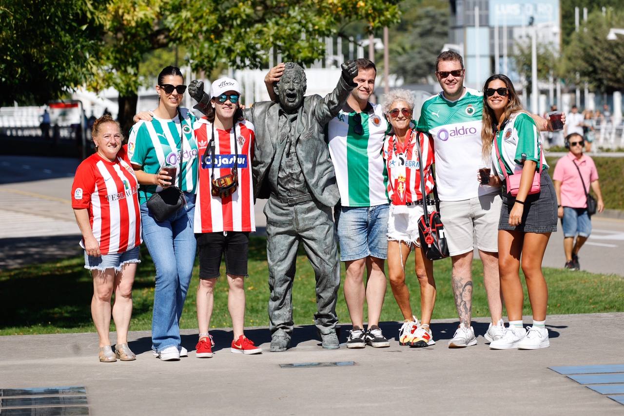 Fotos: Buen ambiente en El Molinón antes del partido