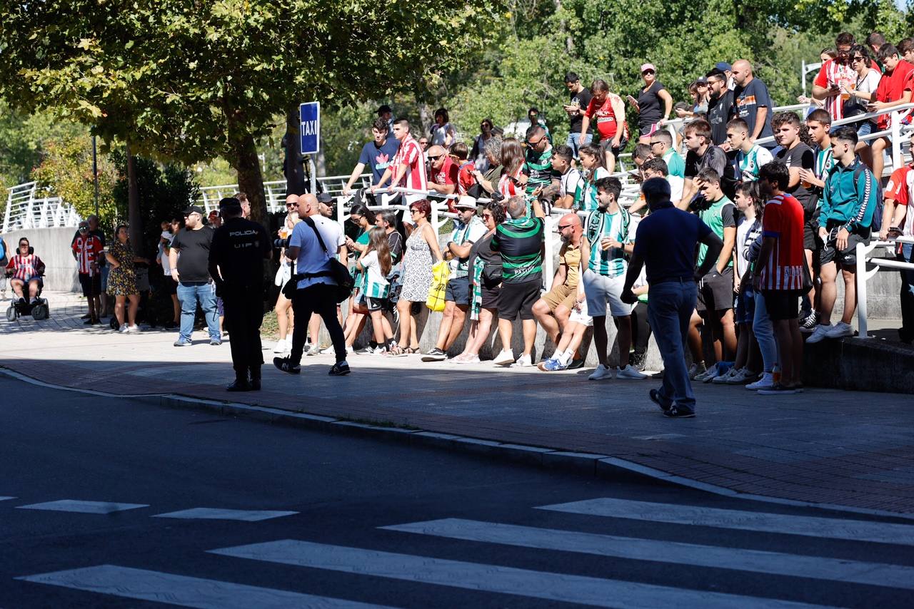 Fotos: Buen ambiente en El Molinón antes del partido