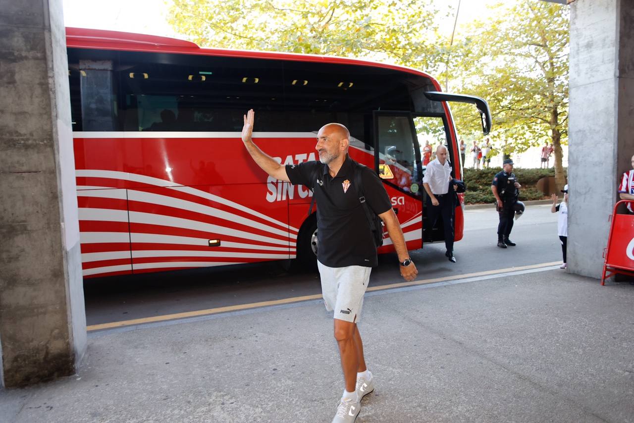 Fotos: Buen ambiente en El Molinón antes del partido