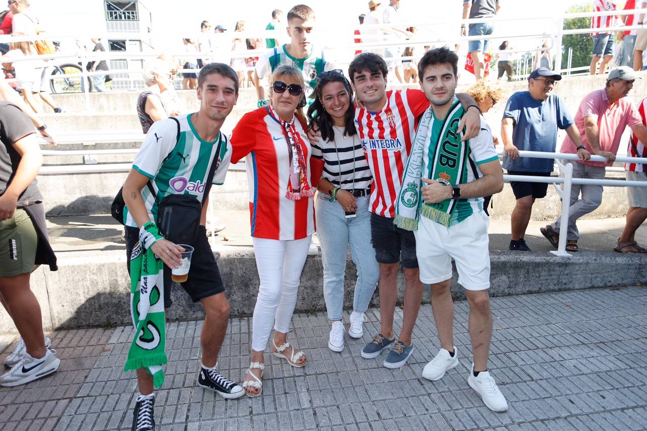 Fotos: Buen ambiente en El Molinón antes del partido