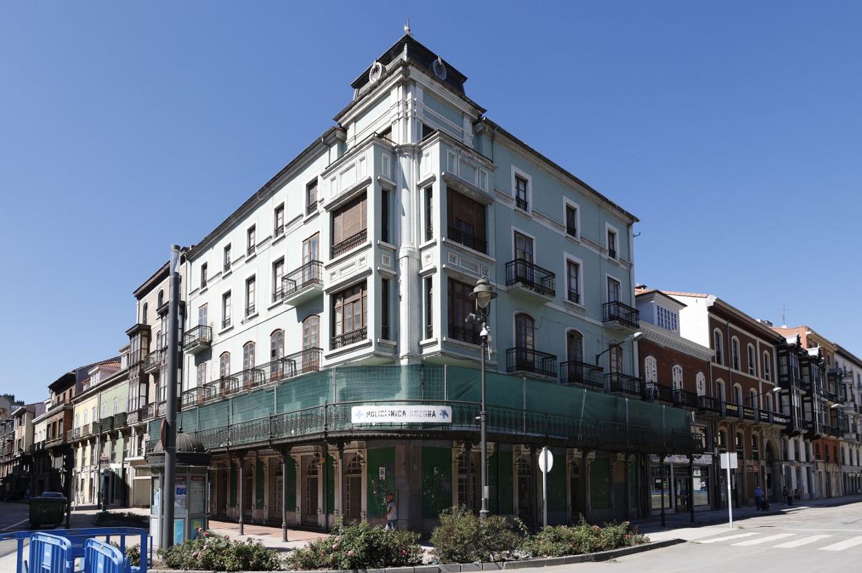 El edificio del Café Colón tiene actualmente una malla en la terraza. 