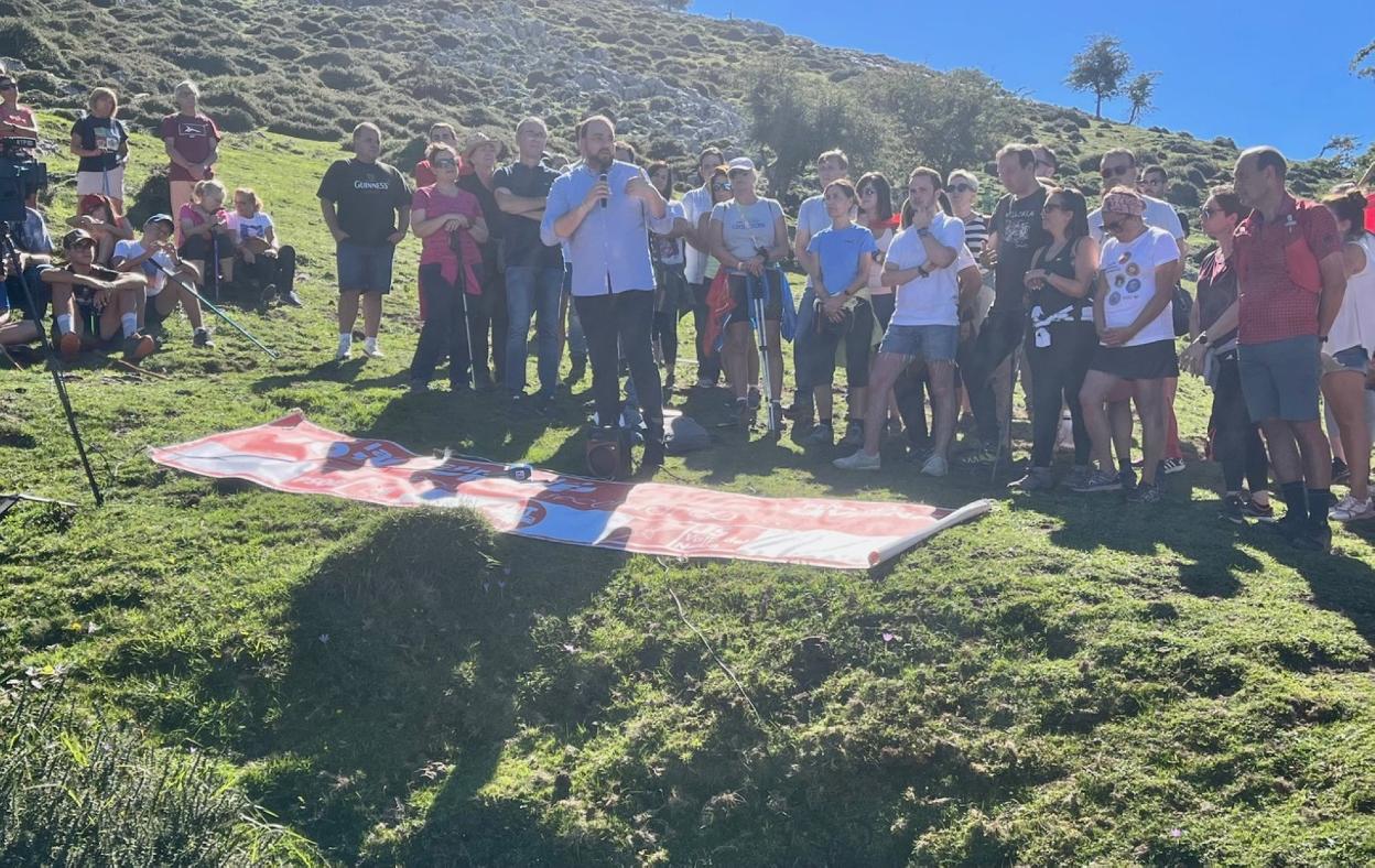 Adrián Barbón, ayer, en el homenaje en el Pozu Funeres a los 22 asesinados por el franquismo. 