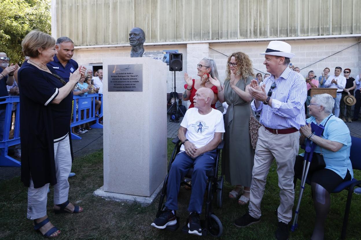 Monteserín, González, Dacal, sus hijas y Favila, tras descubrir el busto. 