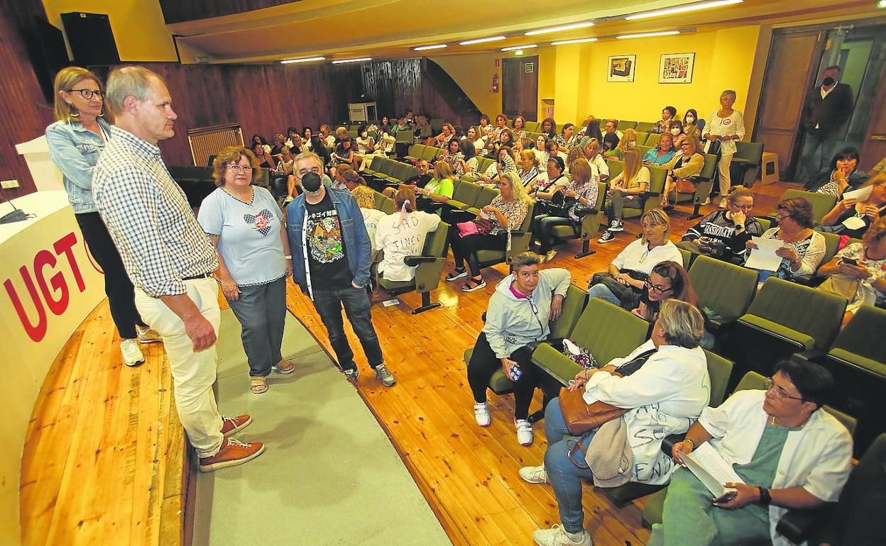 Una de las asambleas de trabajadoras de ayuda a domicilio en la que se rechazó el acuerdo alcanzado entre los sindicatos y la patronal. 