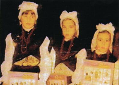 Imagen secundaria 1 - Vestida con el traje tradicional asturiano. En la otra imagen, en las clases de ballet de la desaparecida Marisa Fanjul.