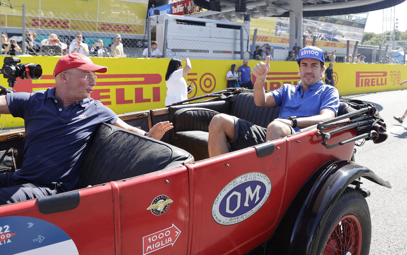 Fernando Alonso, durante el desfile de conductores en el GP de Italia. 