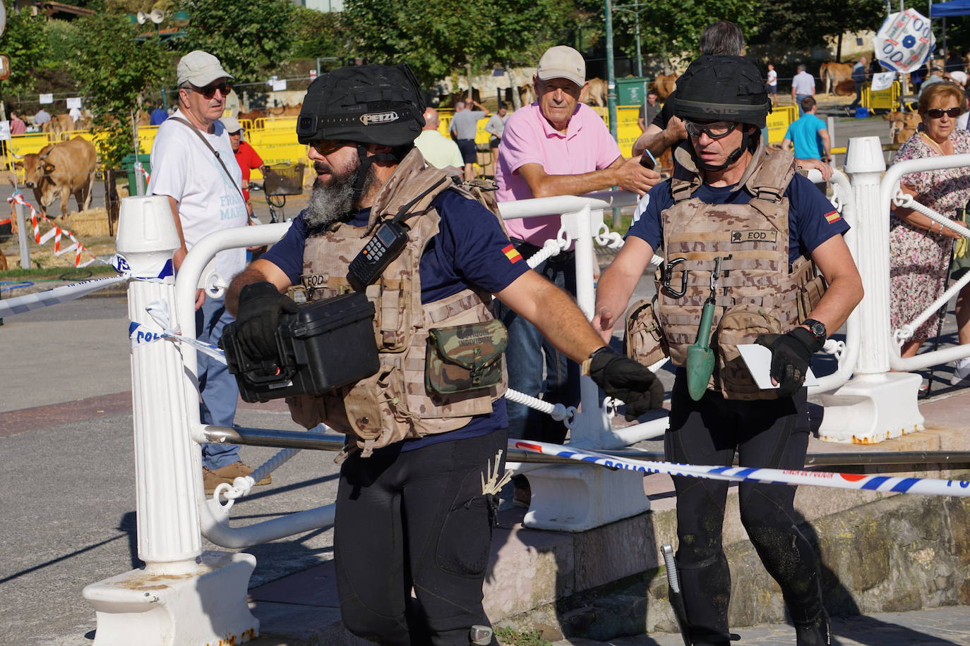 Fotos: Gran despliegue en Ribadesella para retirar el artefacto hallado en la playa