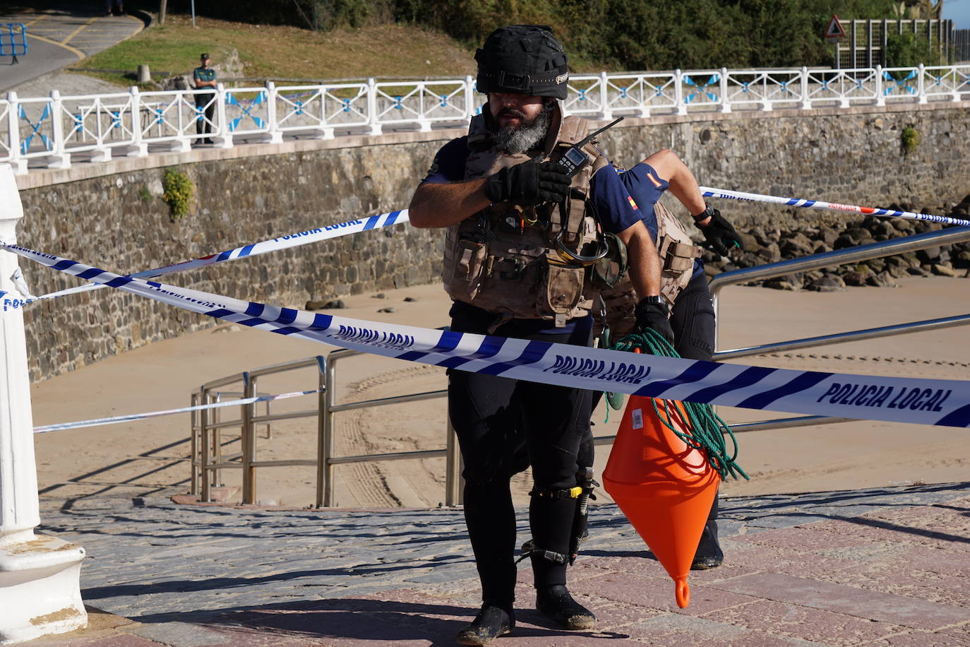 Fotos: Gran despliegue en Ribadesella para retirar el artefacto hallado en la playa