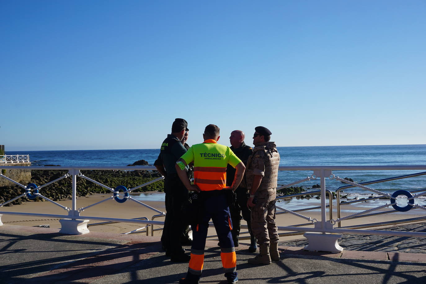 Fotos: Gran despliegue en Ribadesella para retirar el artefacto hallado en la playa