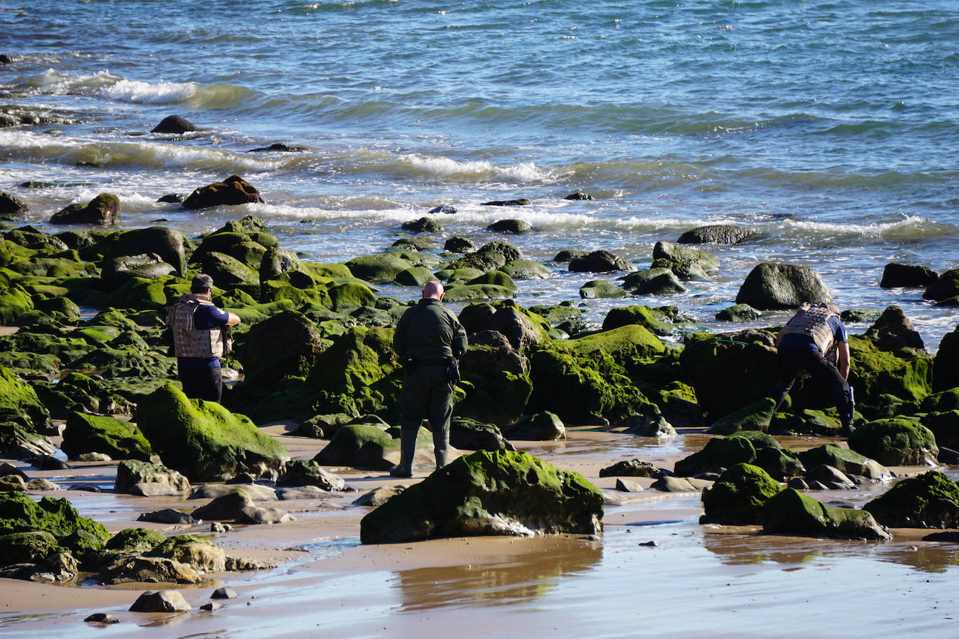 Fotos: Gran despliegue en Ribadesella para retirar el artefacto hallado en la playa