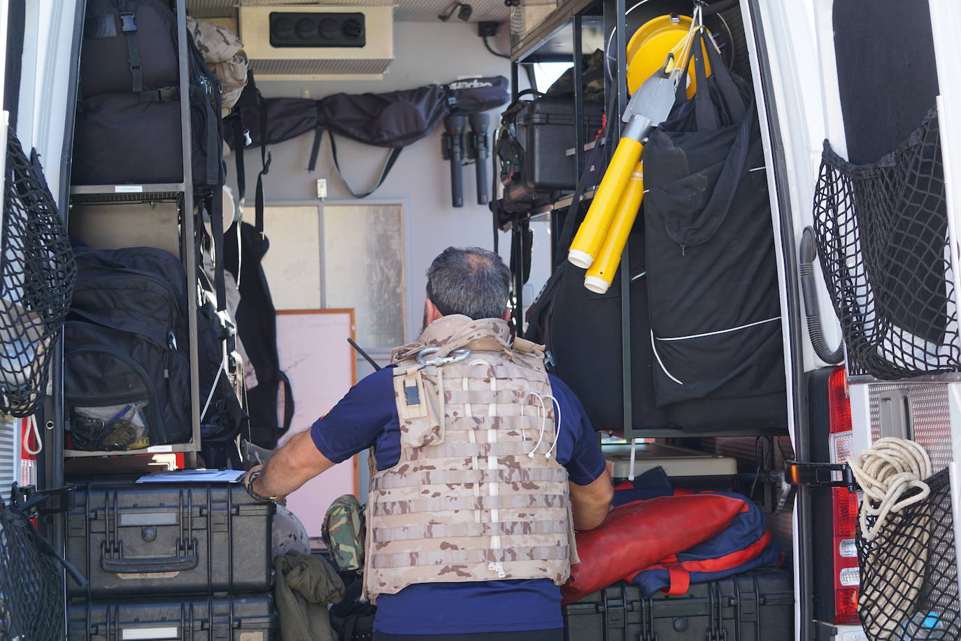 Fotos: Gran despliegue en Ribadesella para retirar el artefacto hallado en la playa