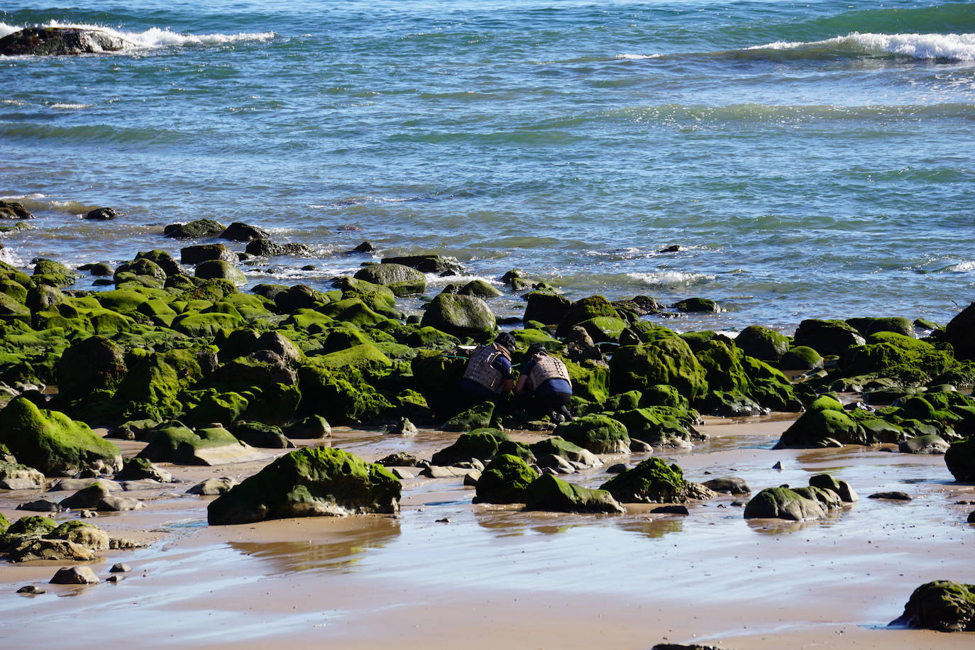 Fotos: Gran despliegue en Ribadesella para retirar el artefacto hallado en la playa