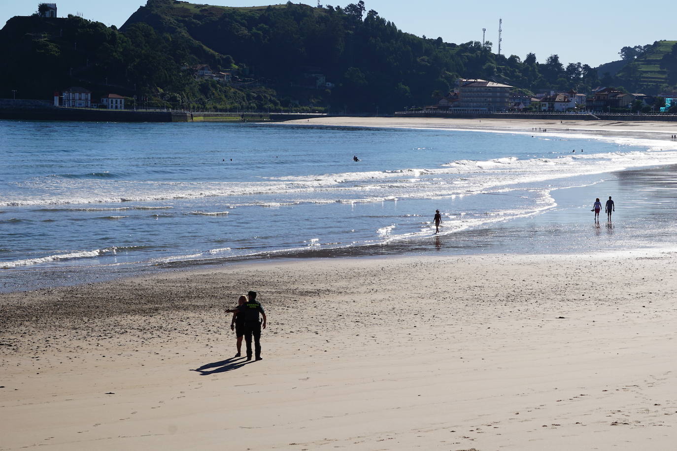 Fotos: Gran despliegue en Ribadesella para retirar el artefacto hallado en la playa