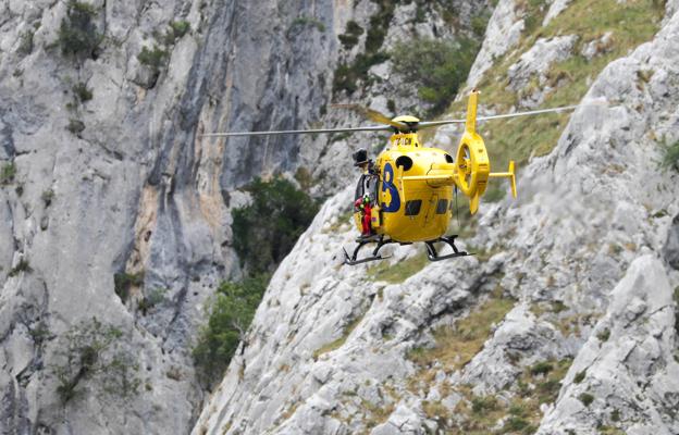 Un helicóptero de los Bomberos de Asturias, en una actuación anterior. 