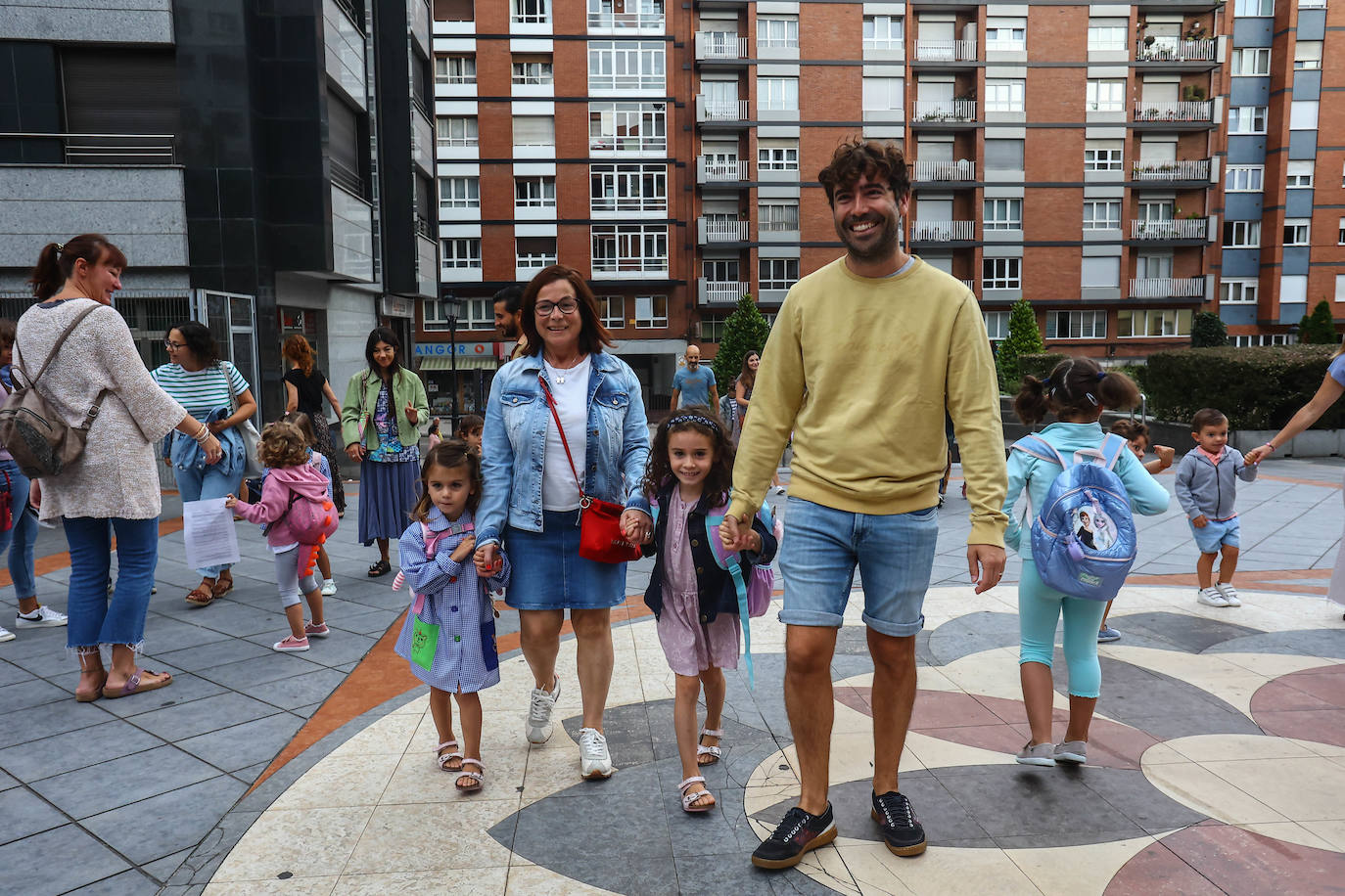 Fotos: Emoción y reencuentros en un curso escolar cambiado