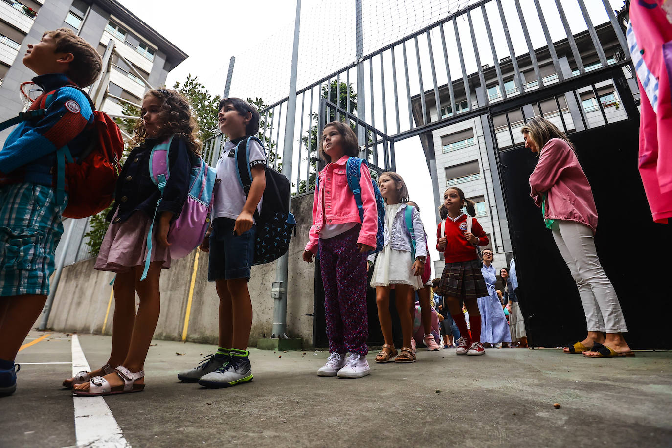 Fotos: Emoción y reencuentros en un curso escolar cambiado