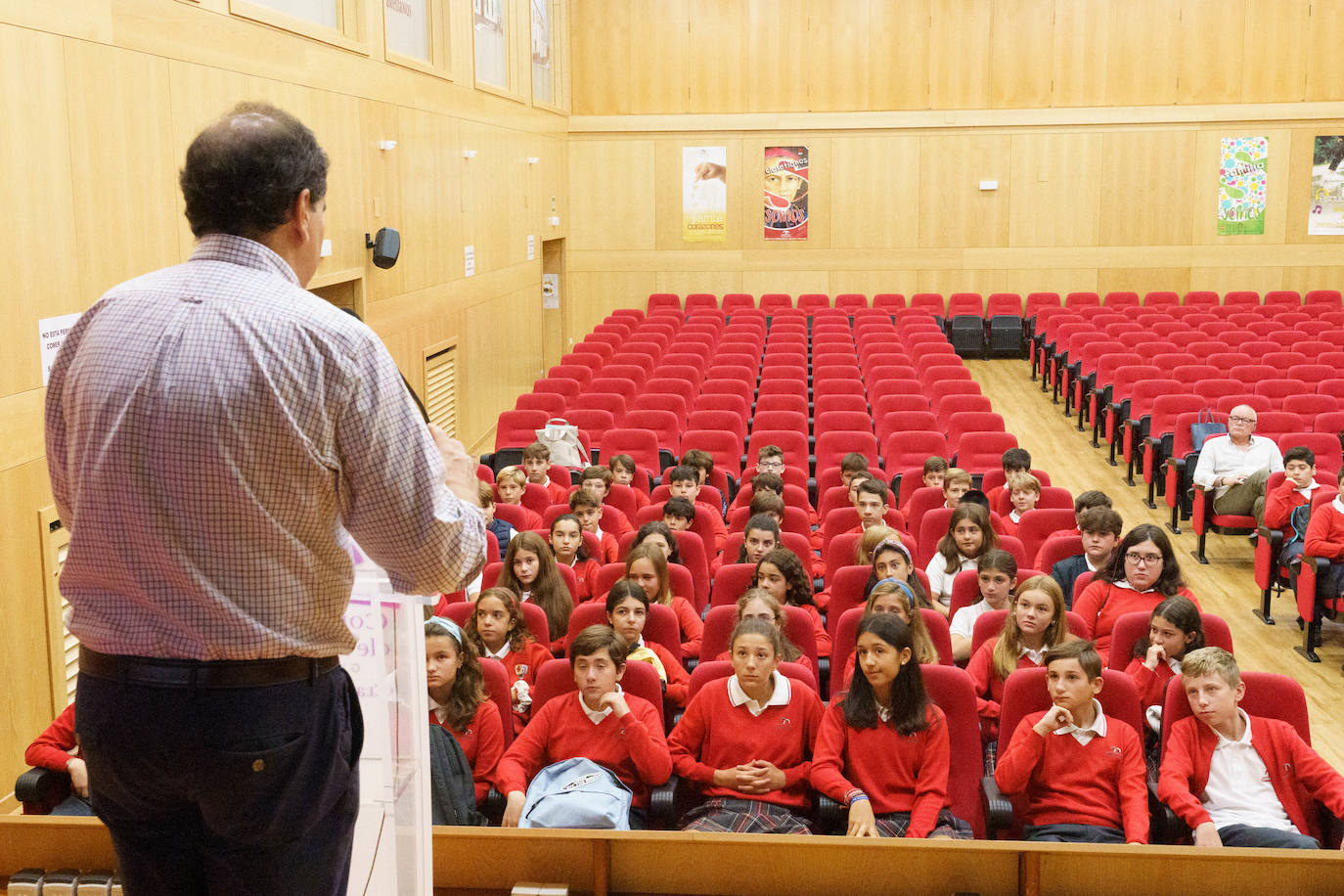 Fotos: Emoción y reencuentros en un curso escolar cambiado