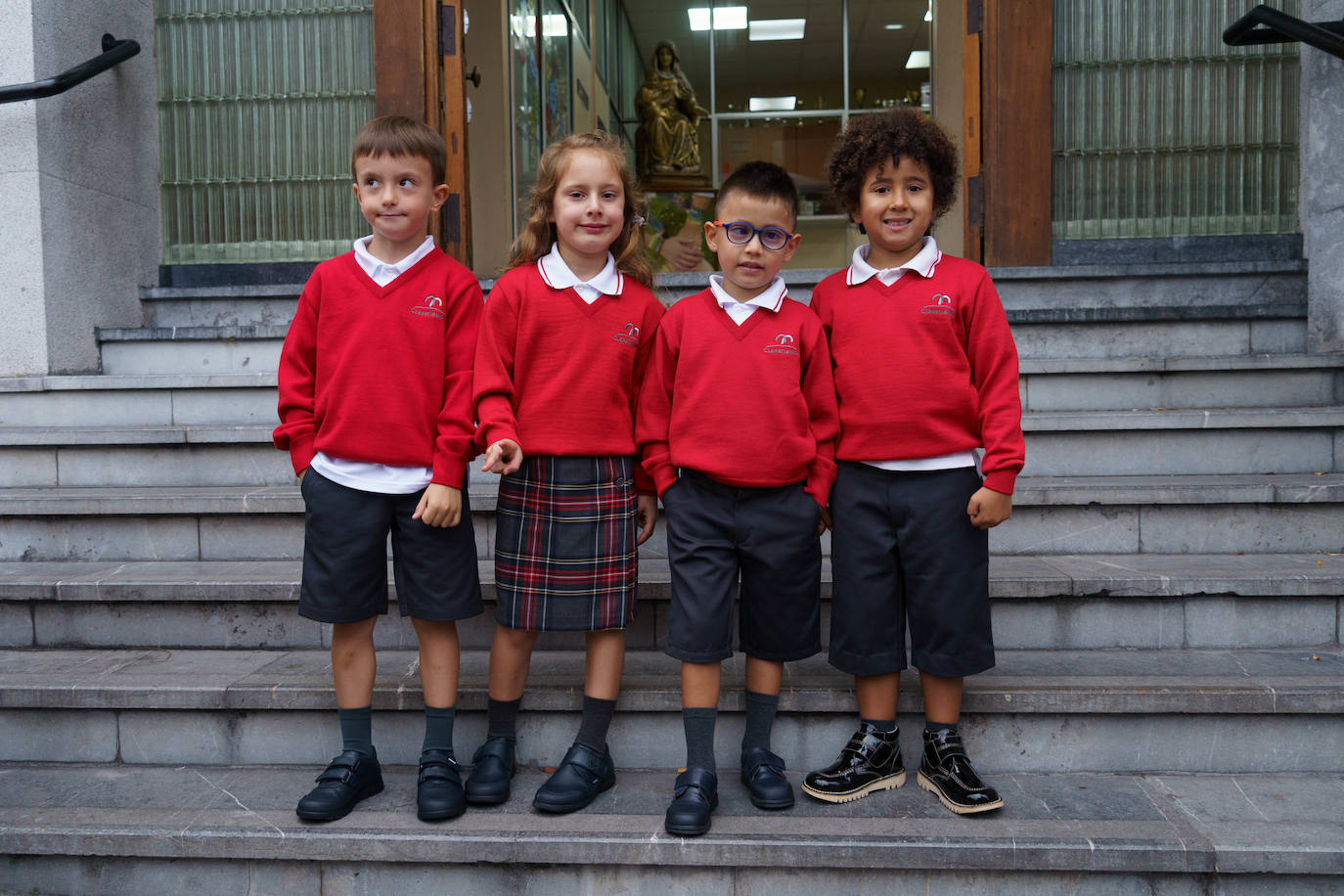 Fotos: Emoción y reencuentros en un curso escolar cambiado