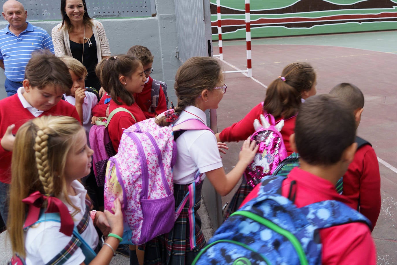 Fotos: Emoción y reencuentros en un curso escolar cambiado