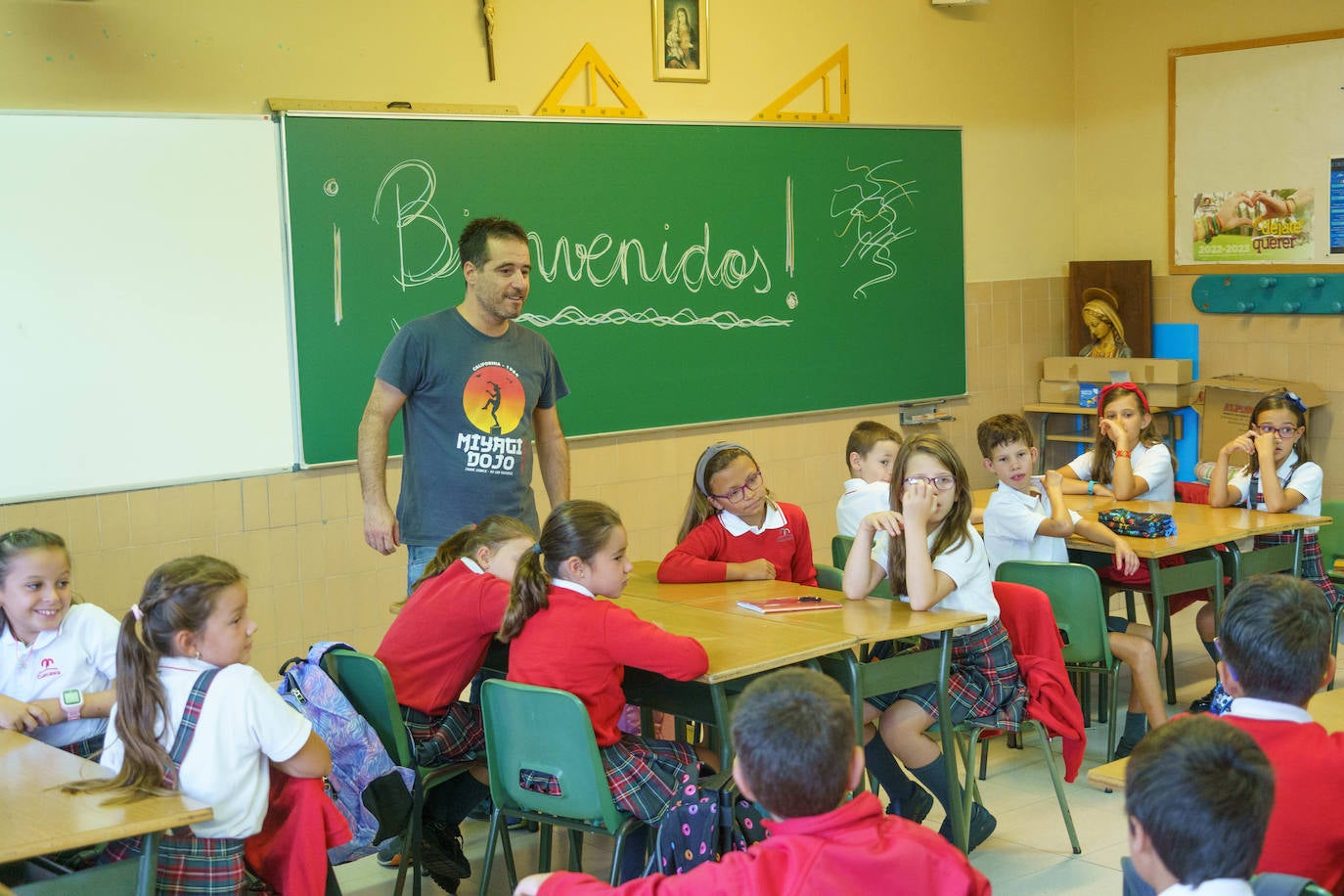 Fotos: Emoción y reencuentros en un curso escolar cambiado