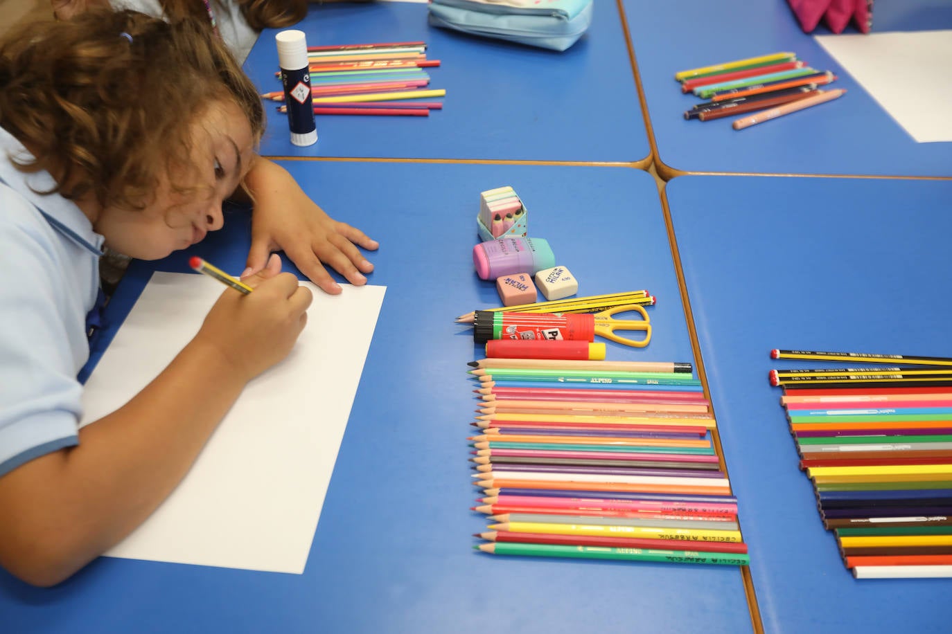 Fotos: Emoción y reencuentros en un curso escolar cambiado