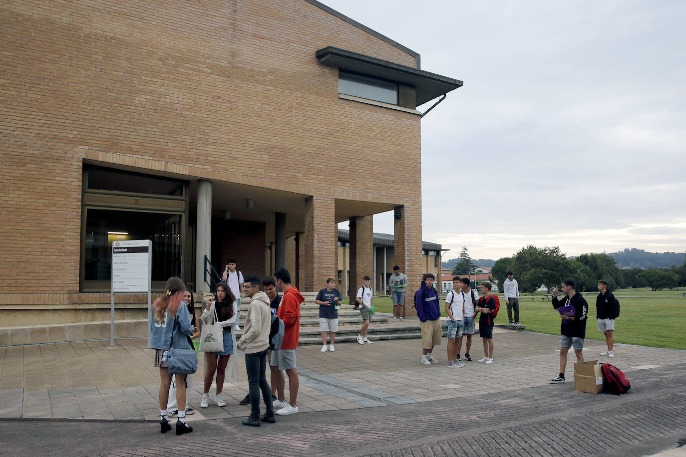 Fotos: Emoción y reencuentros en un curso escolar cambiado