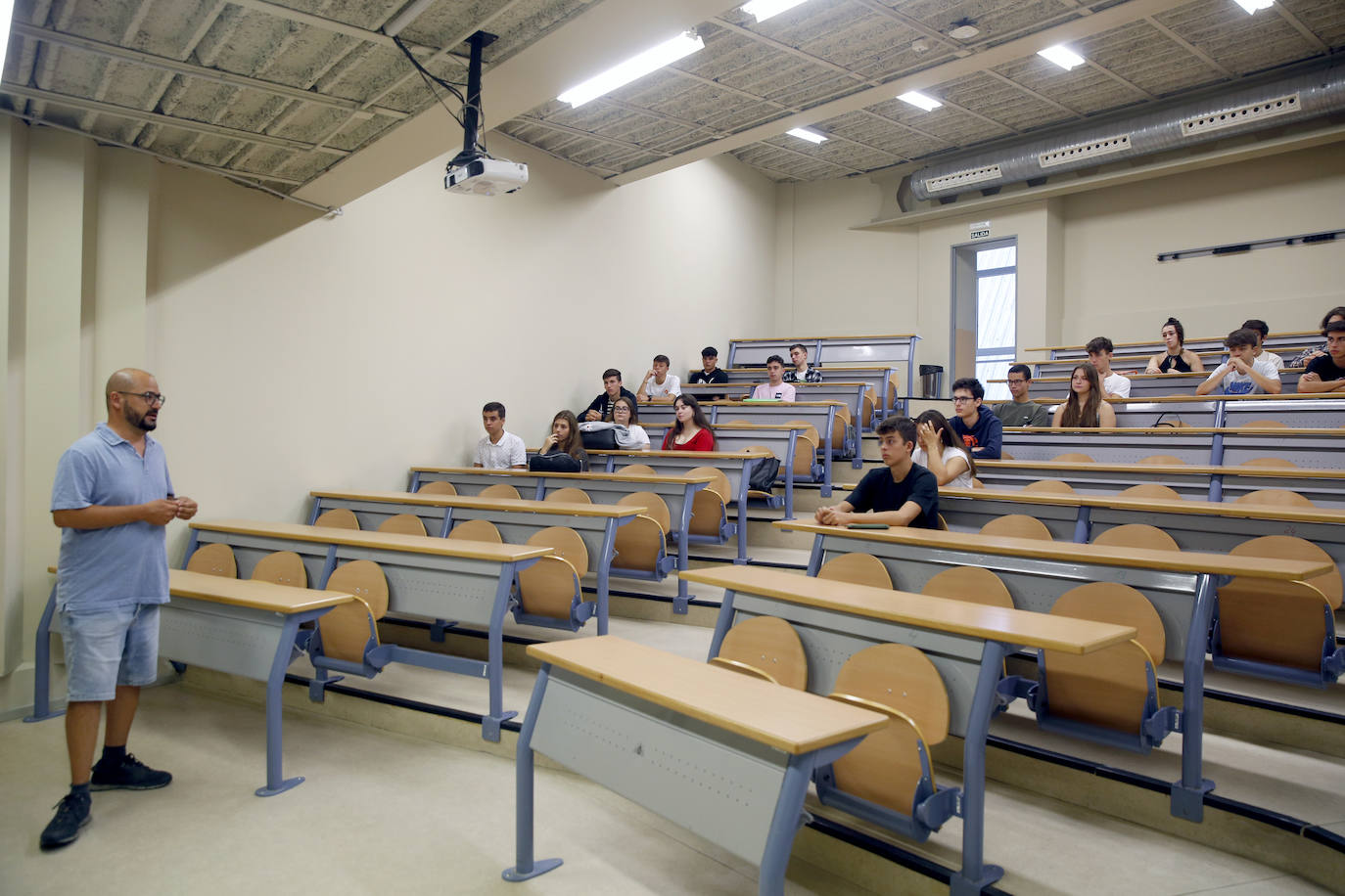 Fotos: Emoción y reencuentros en un curso escolar cambiado