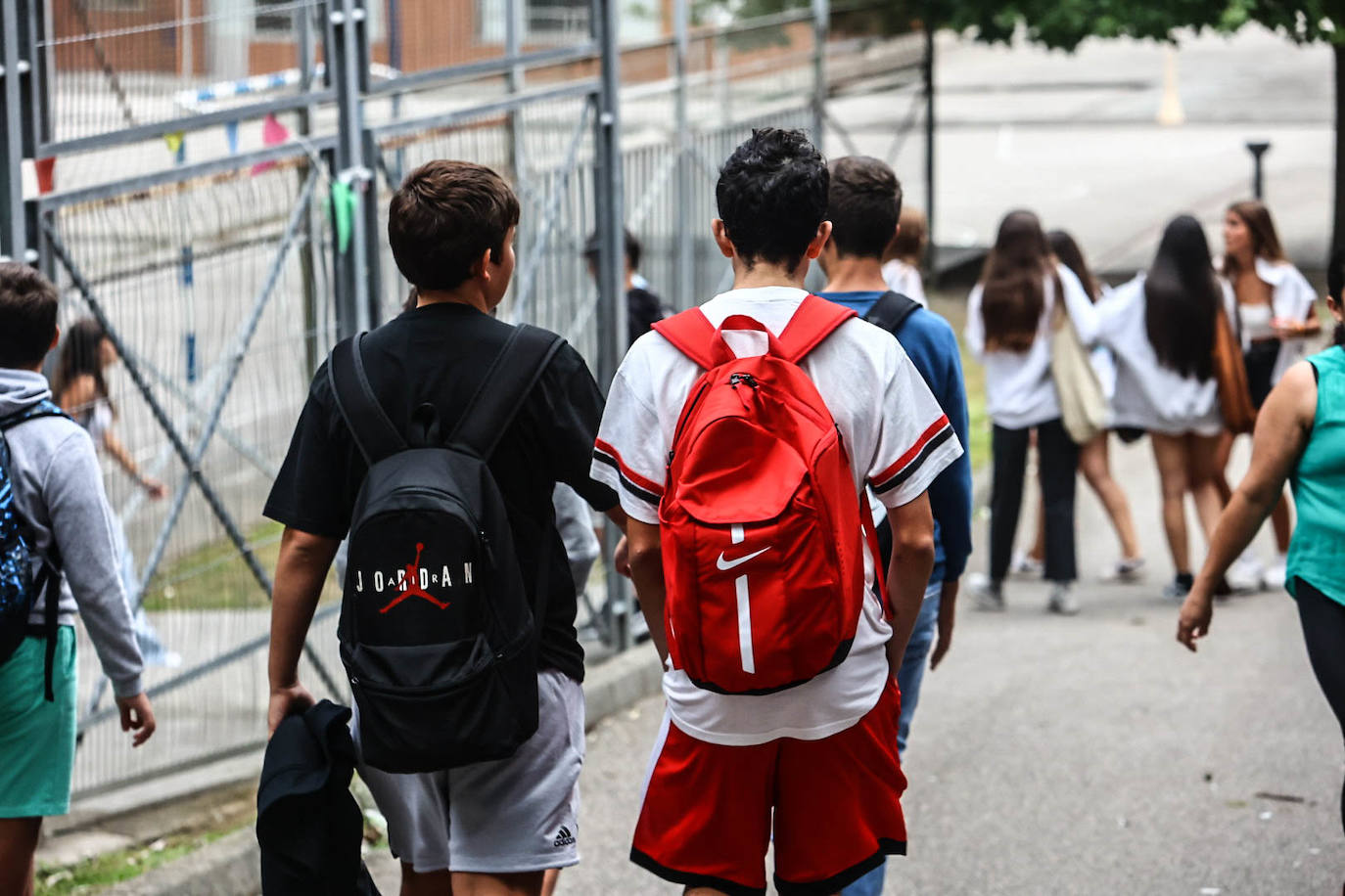 Fotos: Emoción y reencuentros en un curso escolar cambiado