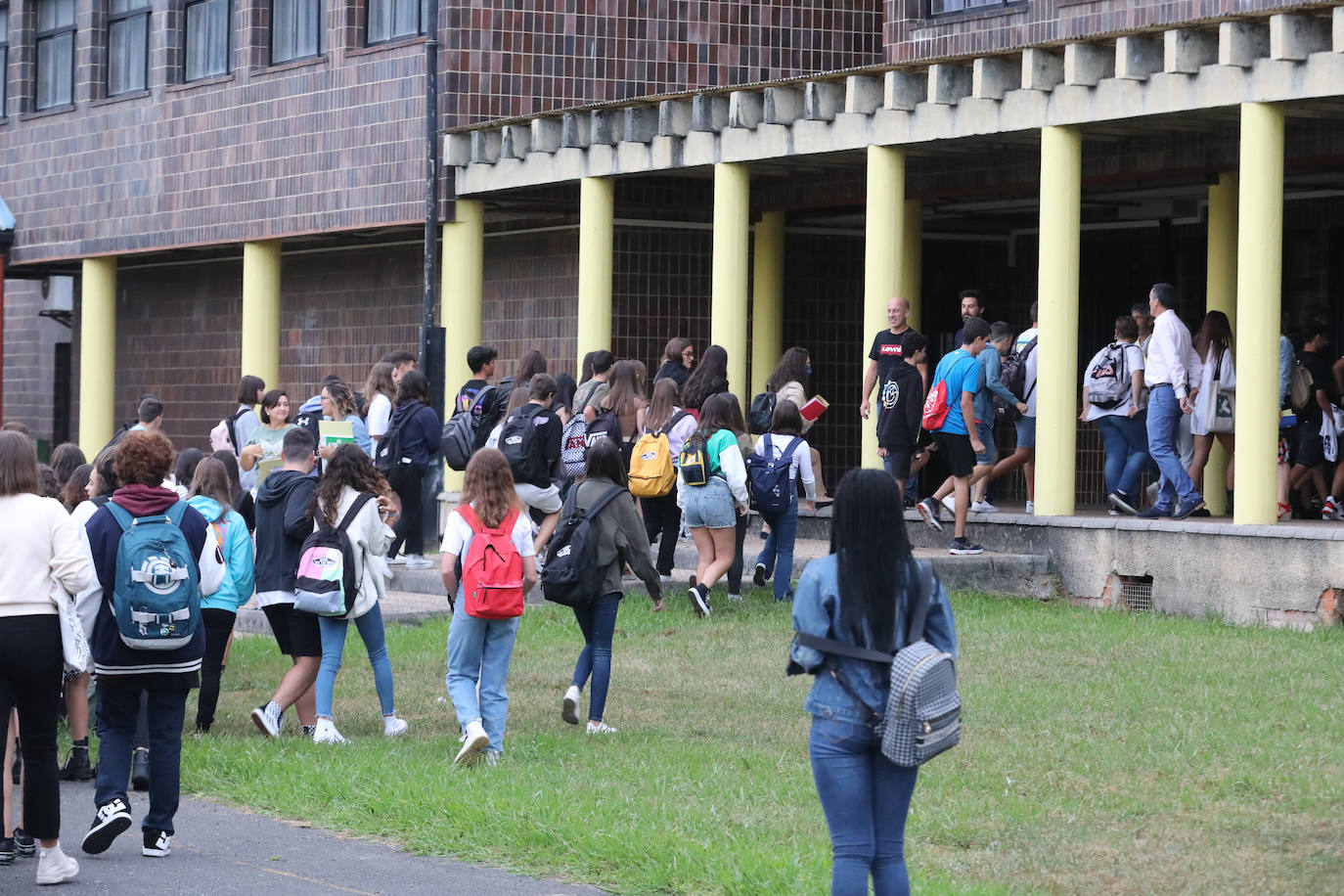 Fotos: Emoción y reencuentros en un curso escolar cambiado