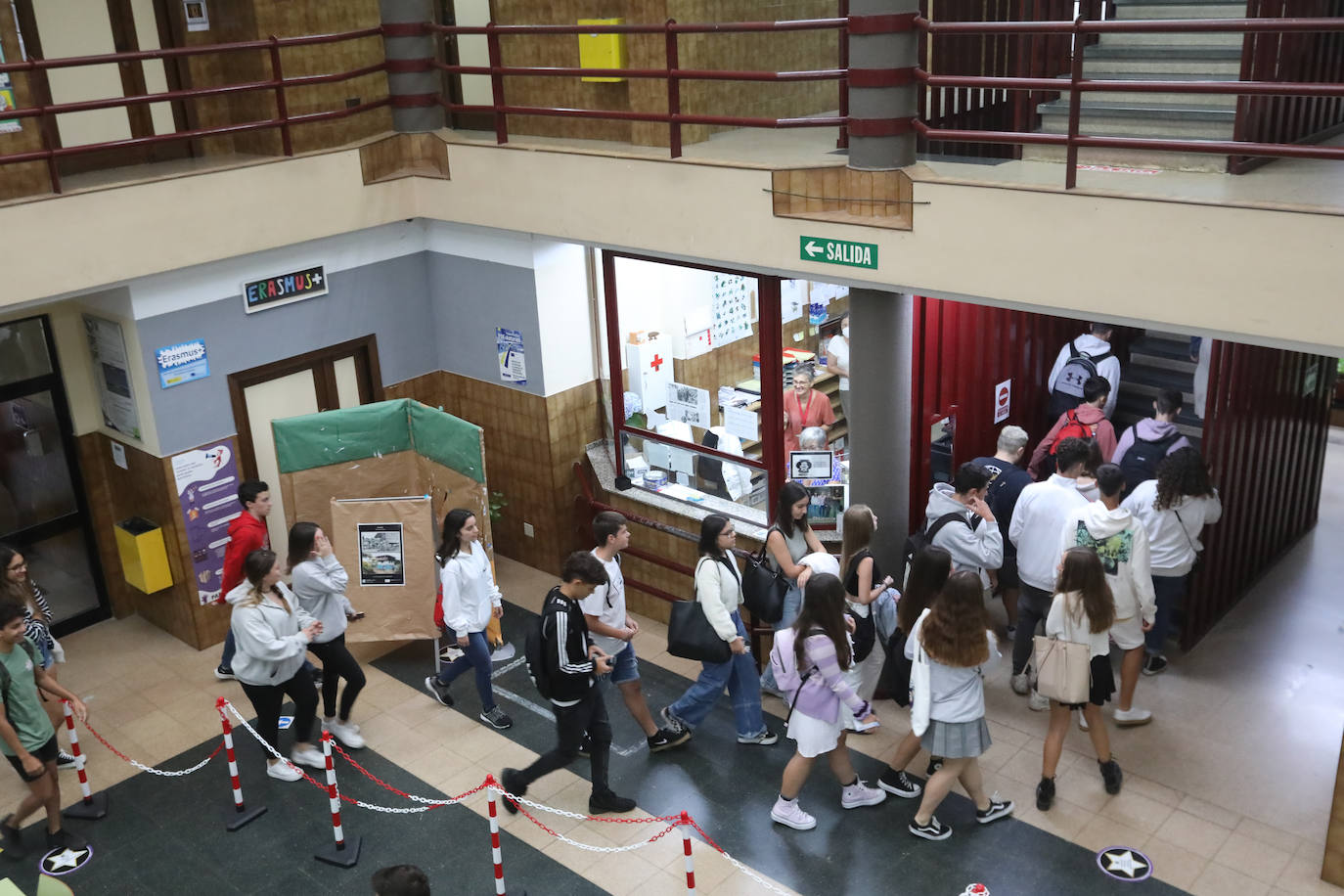 Fotos: Emoción y reencuentros en un curso escolar cambiado