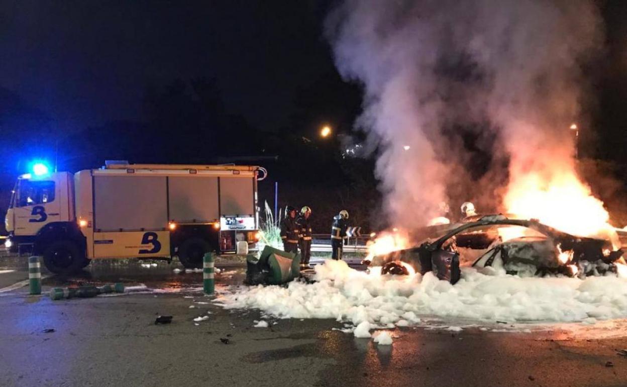 El vehículo quedó calcinado en la avenida de Gijón. 