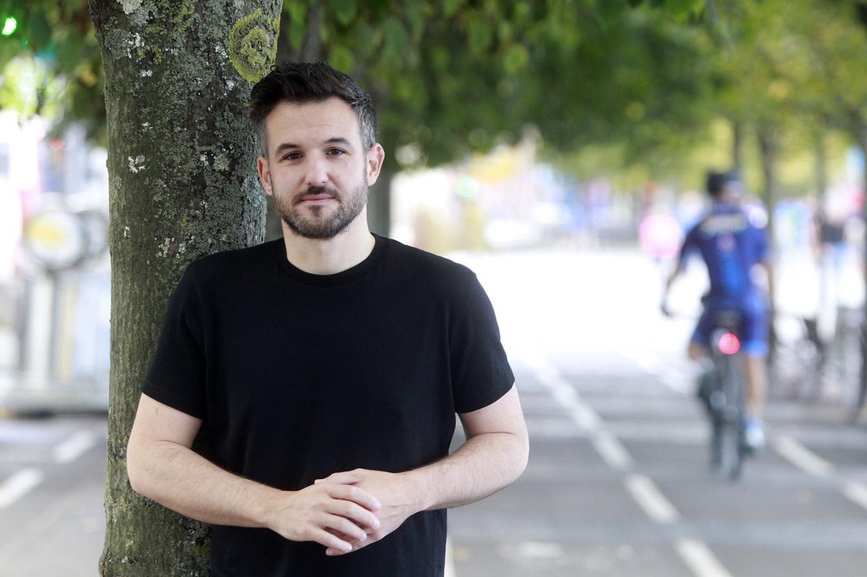 El viceconsejero Jorge García, junto a un carril bici de Gijón. 