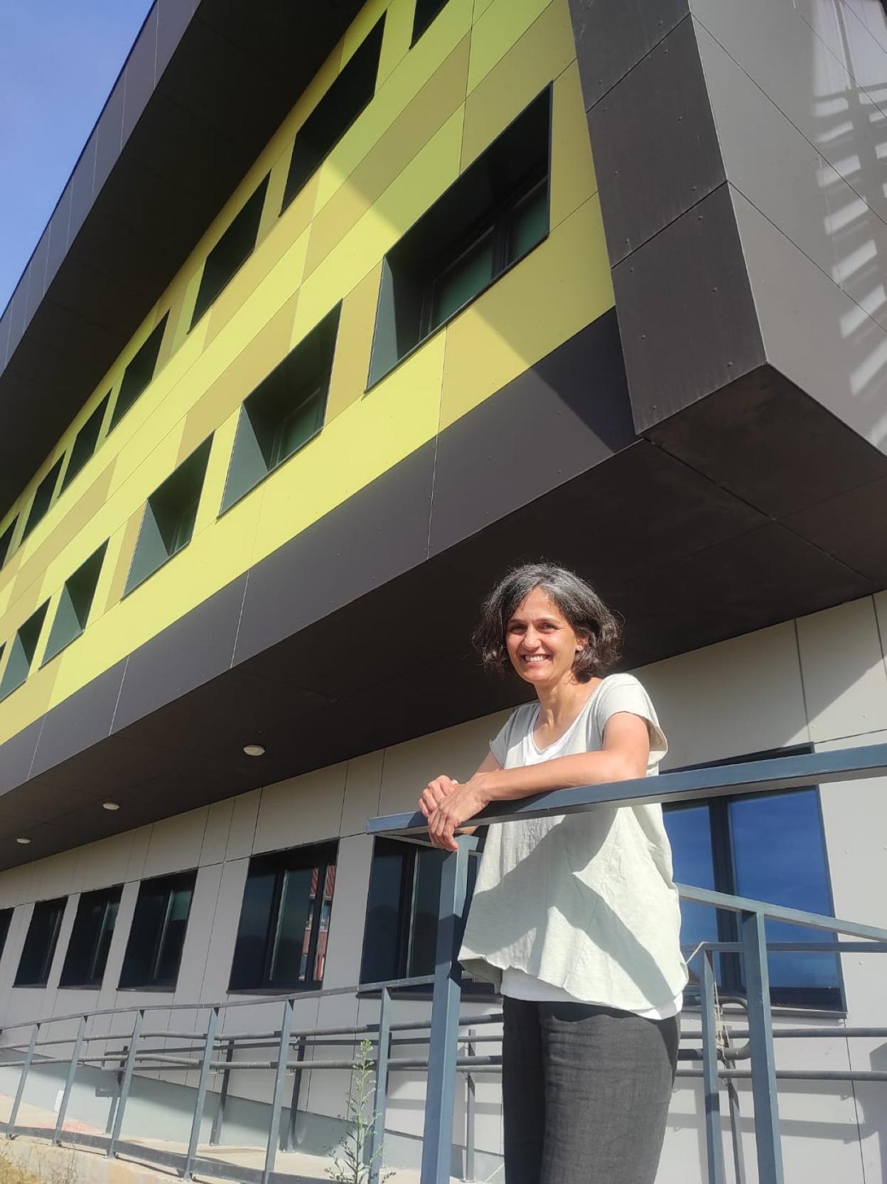 La directora del IES La Fresneda en el instituto, justo antes del inicio del curso. 