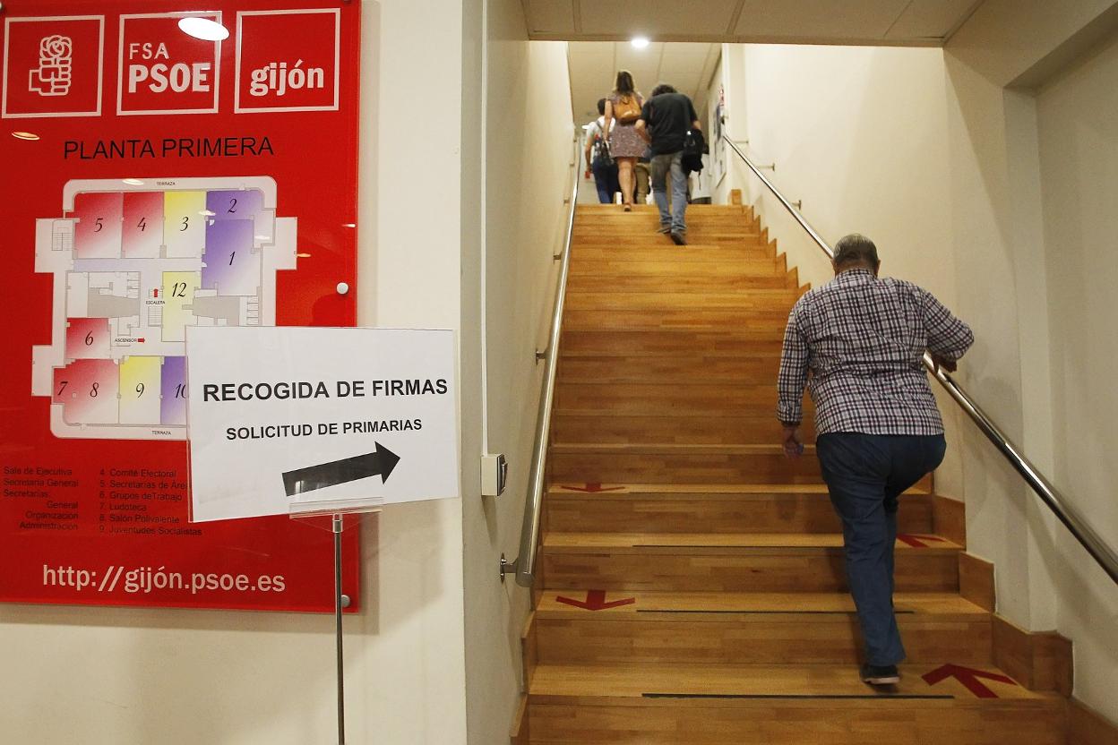 Recogida de firmas en la Casa del Pueblo. 