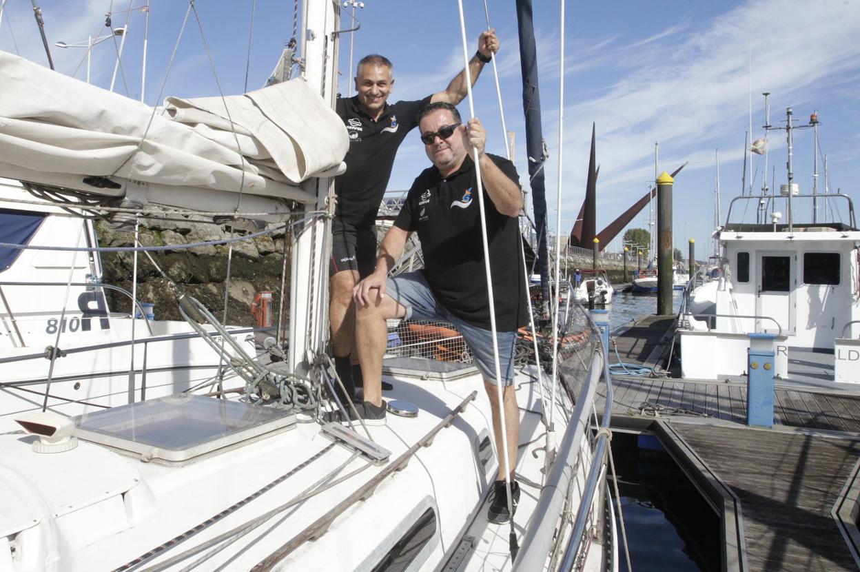 Jesús Álvarez y David Moro, a bordo del Patache II antes de abandonar los pantalanes del puerto deportivo de Avilés. 