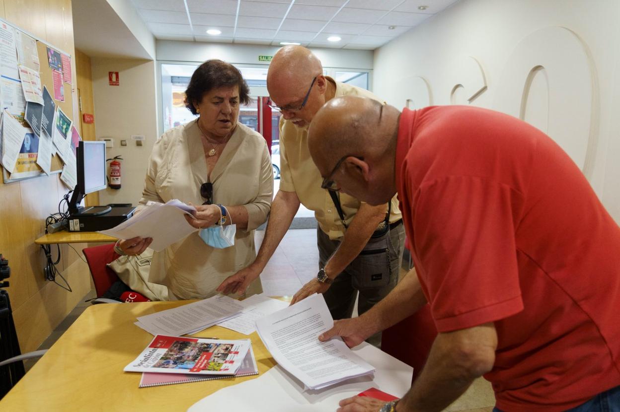 Hortensia Fernández, Guillermo Pescador y José Manuel León, en la Casa del Pueblo. 