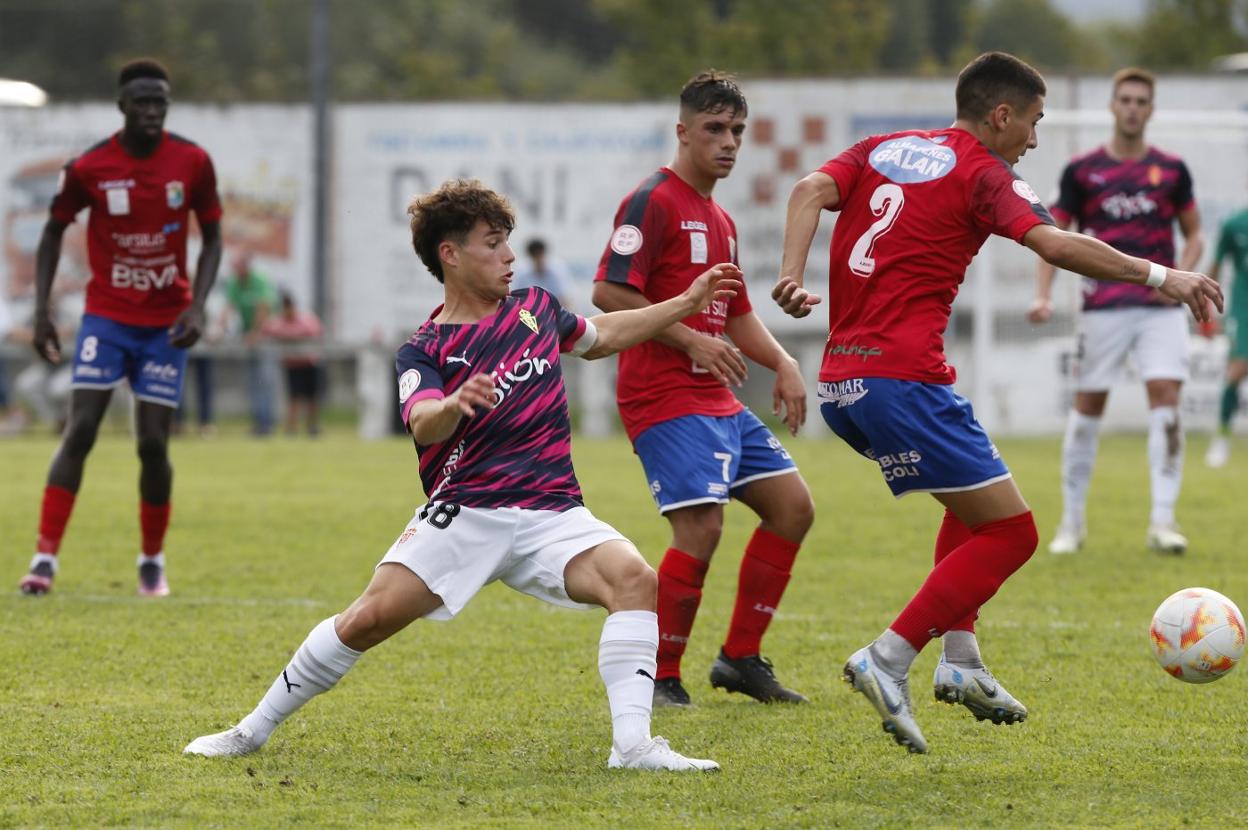 Enric Baquero disputa el balón ante Ordóñez y Estébanez. 