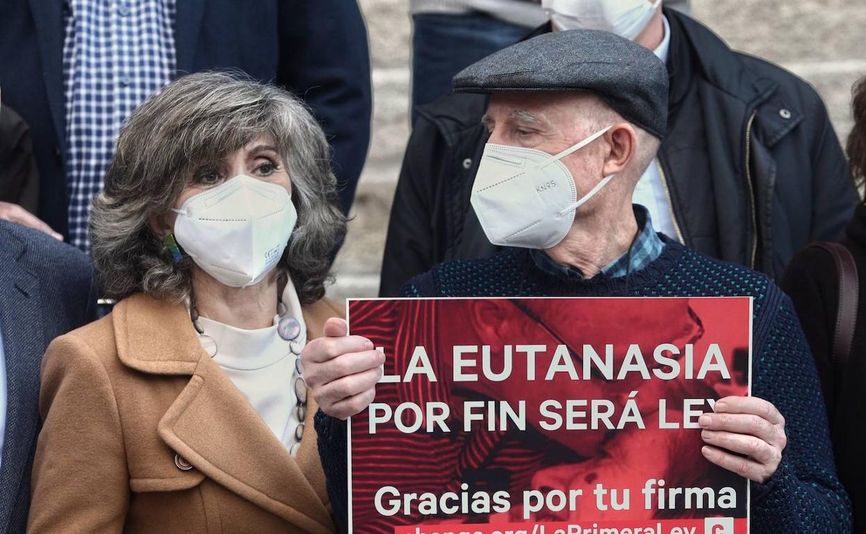 La exministra de Sanidad y actual secretaria de Sanidad de la Comisión Ejecutiva Federal del PSOE, María Luisa Carcedo (i), junto a Ángel Hernández (que ayudó a morir a su mujer, enferma de esclerosis múltiple). 