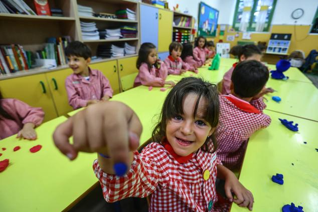 Fotos: Emoción y reencuentros en un curso escolar cambiado