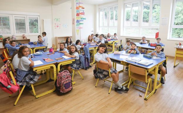 Escolares en un aula del colegio San Fernando, en Avilés. 