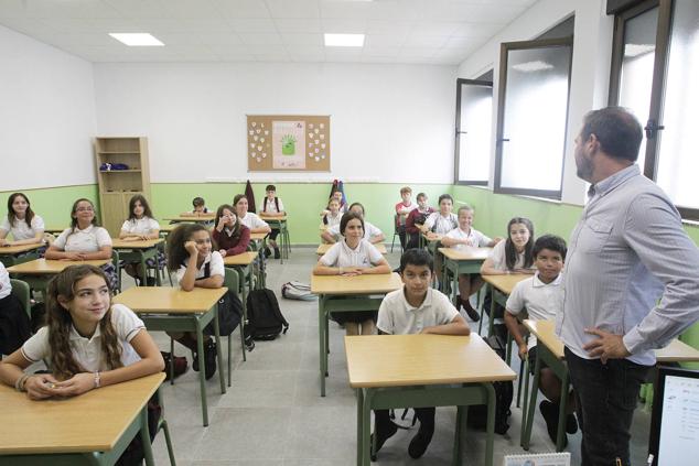 Fotos: Emoción y reencuentros en un curso escolar cambiado